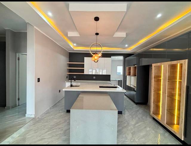 5 BEDROOM HOUSE FOR SALE IN SIX FOUNTAINS RESIDENTIAL ESTATE